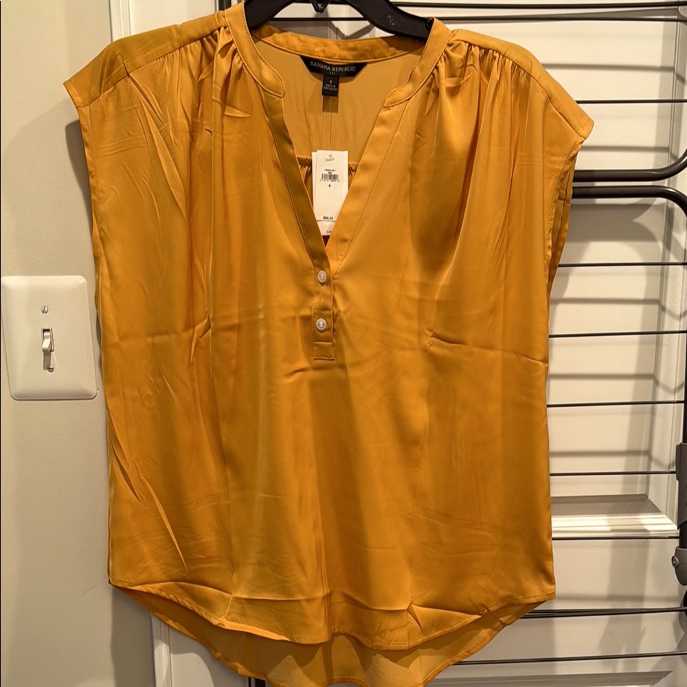 NWT Banana Republic sleeveless blouse. Burnt Orange Size S